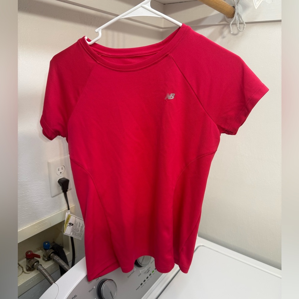 New Balance Women’s Reddish/Pink Medium Workout Top